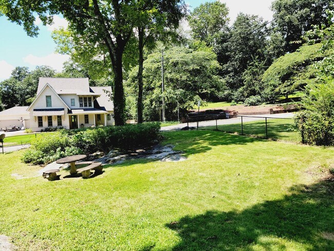 Building Photo - Beautifully Maintained Home in Desirable 35223