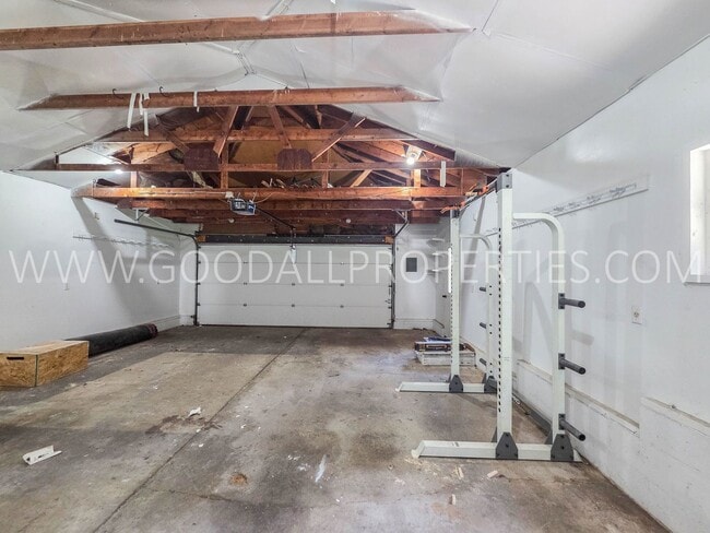 Building Photo - 4 Bedroom Split-Level Home for Rent in Urbandale – 2 Living Areas & Private Backyard!
