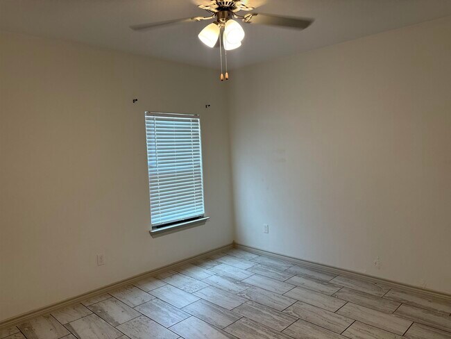 Building Photo - 402 Placido Dr