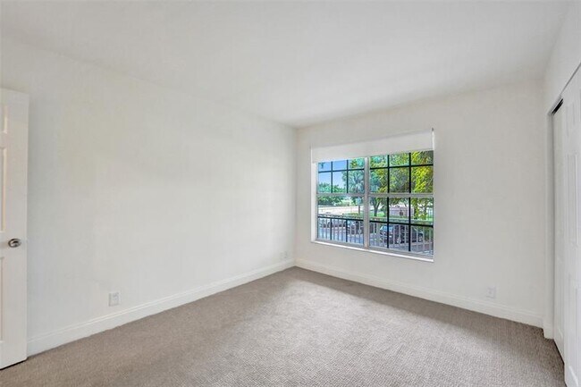 Building Photo - 2518 Riverside Dr
