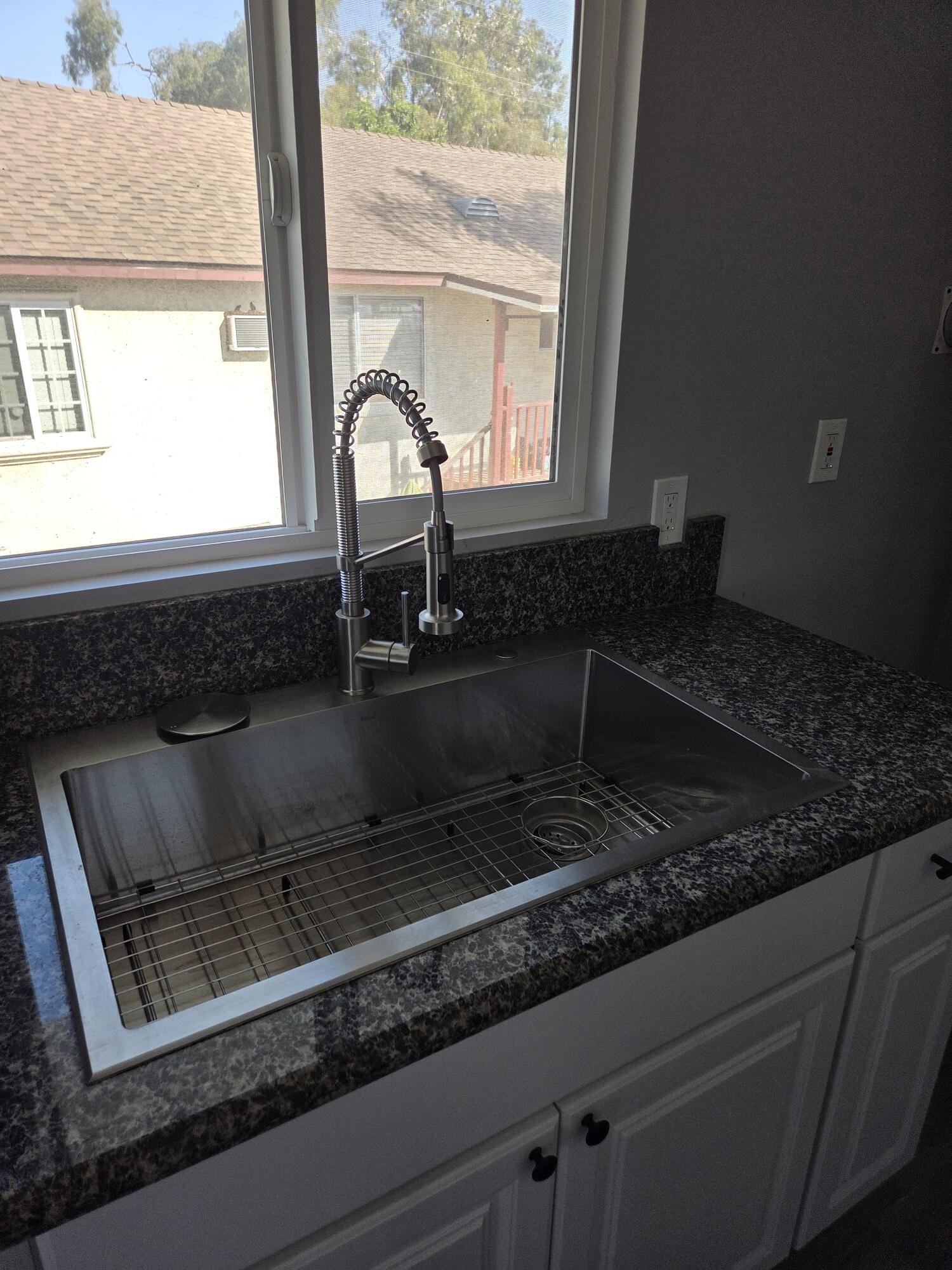 Building Photo - 4010 1/2 Rockwood St