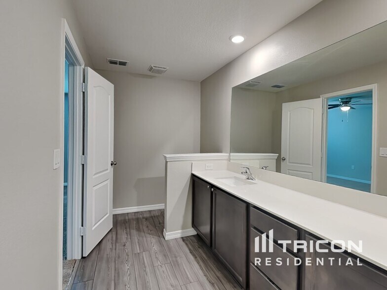 Building Photo - 1596 Wynford Cir