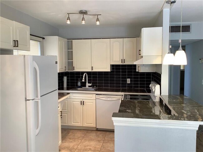Building Photo - 557 Monaco Way