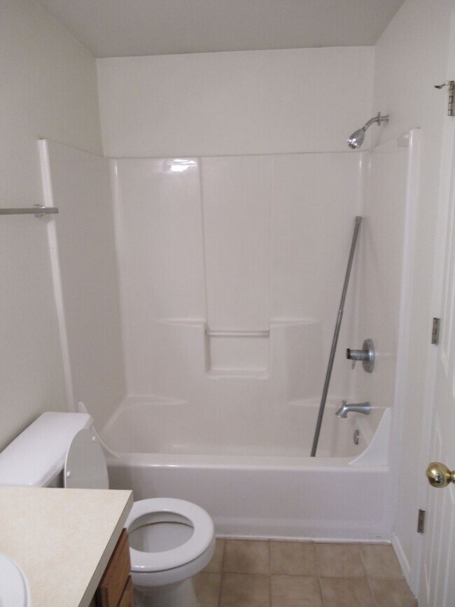 Building Photo - Two Bedroom Duplex in McMinnville