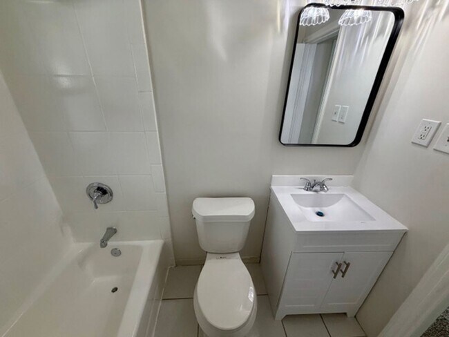 Building Photo - Three Bedroom Ranch home with a 1 and a half car garage. Very nice area.