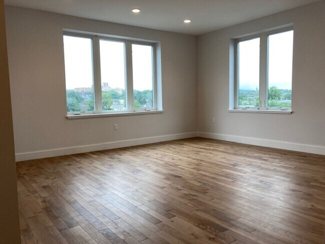 Building Photo - 2BR 2Bth unit. Great location! Easy access to Mass Pike. Laundry IN UNIT!