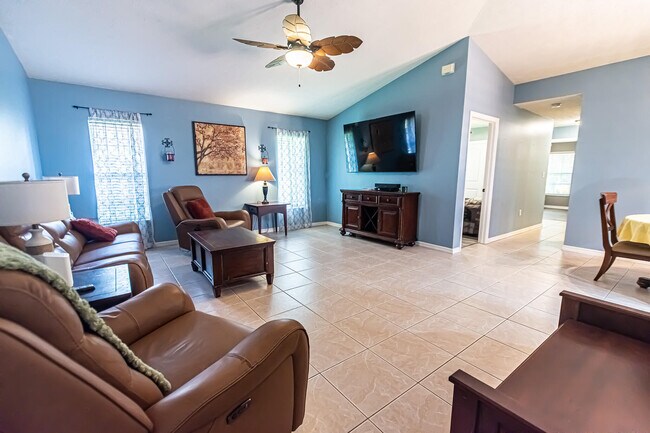 Building Photo - 1193 SW Live Oak Cove