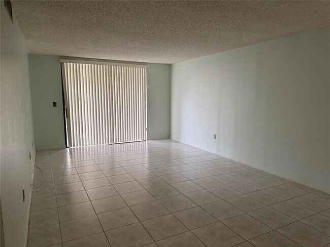 Building Photo - 1820 N Lauderdale Ave