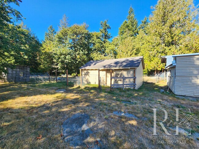 Building Photo - Charming Farmhouse in Town — Hobby Ready &...