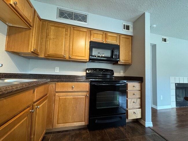 Building Photo - 2/2 Condo in Gated Lakefront Community ~ G...