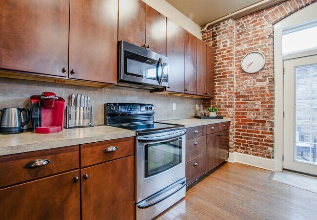 Building Photo - 612 Center St