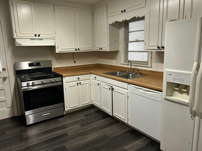 Building Photo - 2501 Robin Hood Dr