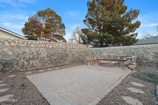Building Photo - 832 Tepic Dr