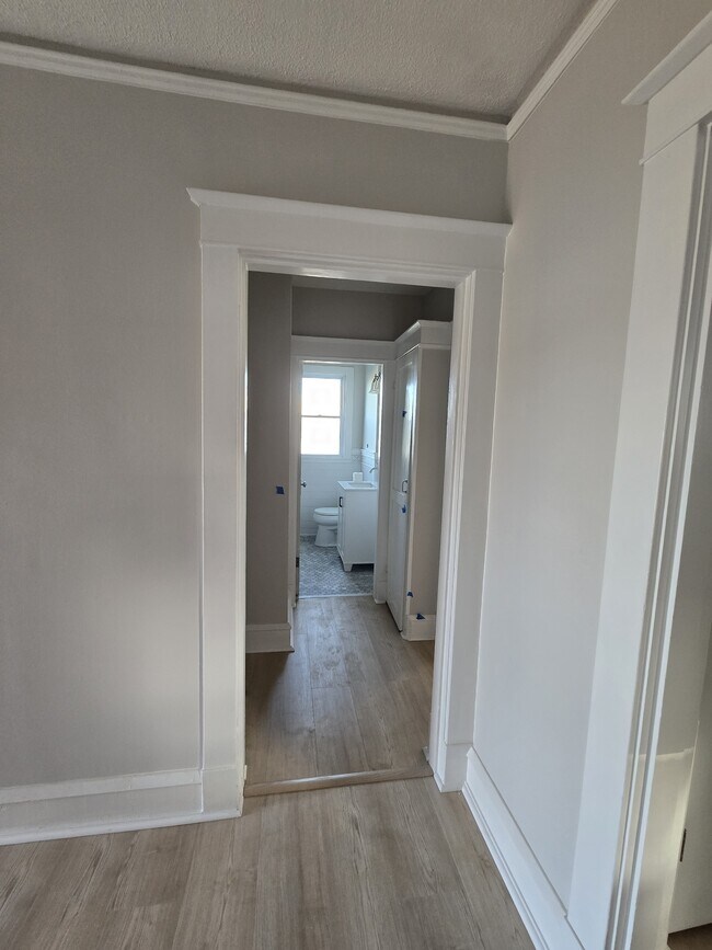 Building Photo - 434 Creek Ave