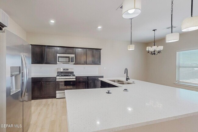 Building Photo - 516 Logwood Ave