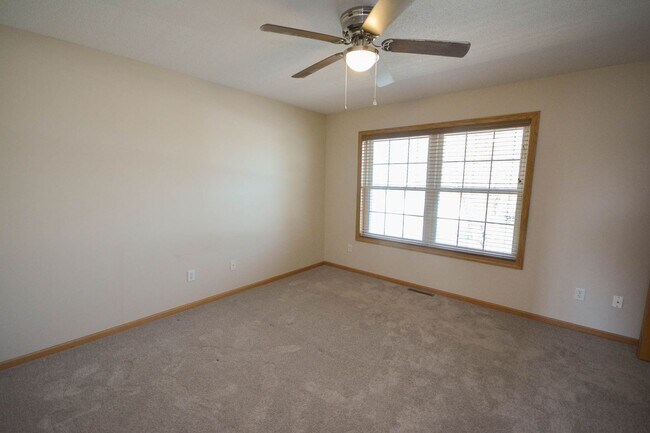 Building Photo - 2-story townhome in fantastic location!