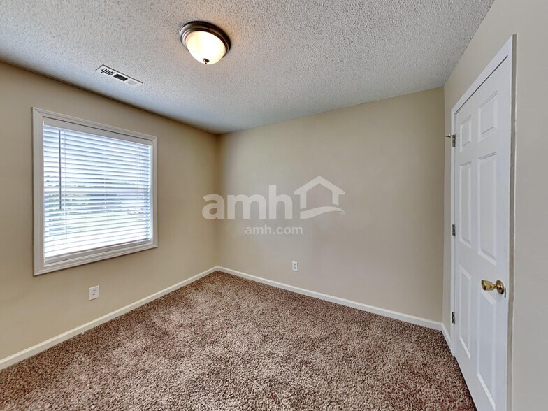 Building Photo - 1021 Whispering Woods Dr