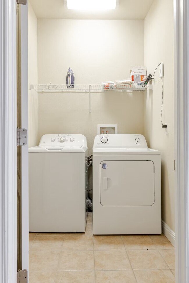 Building Photo - Fully Furnished 3-Bedroom/3-Bath Townhome