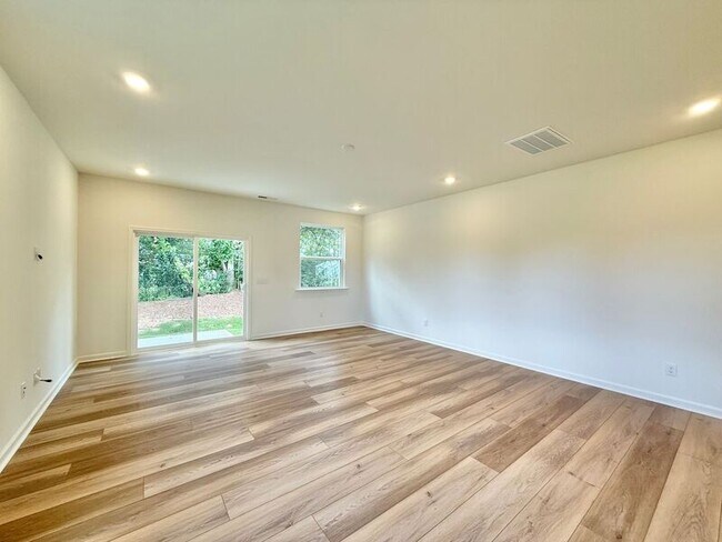Building Photo - 10517 Brookside Reserve Rd