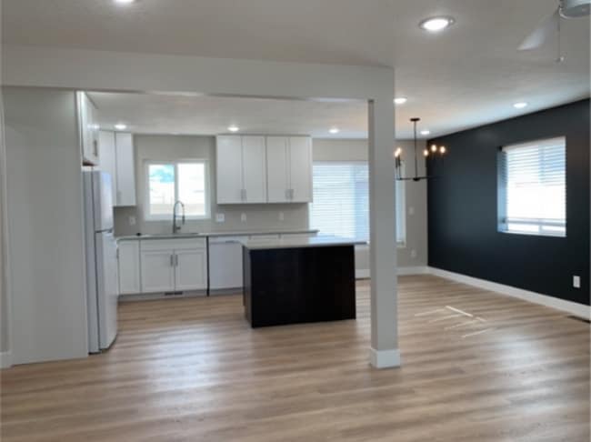 Building Photo - Beautifully Remodeled Cottonwood Heights Home!