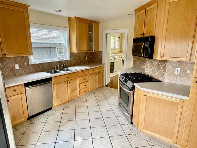 Building Photo - Coveted Laurelhurst Craftsman, Detached Garage, A/C, Hardwoods...A Rare Listing!