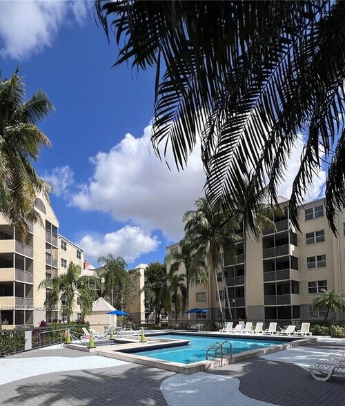 Building Photo - 8225 Lake Dr
