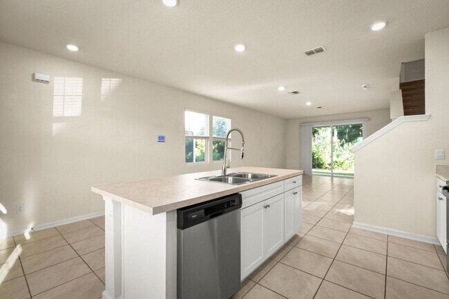 Building Photo - Charming 3-Bedroom Townhome for Rent in Wh...