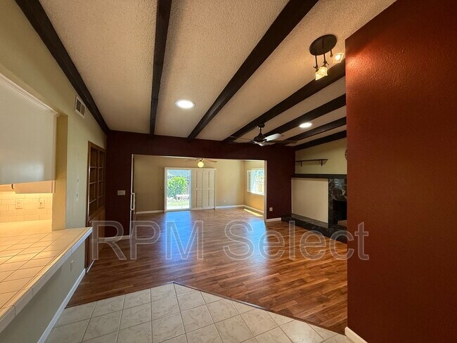 Building Photo - 1017 Silver Lake Dr