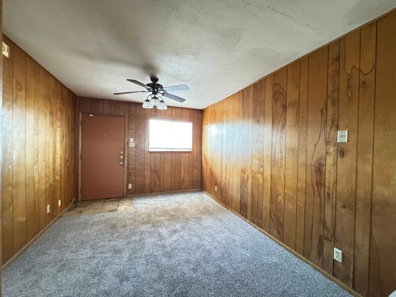 Building Photo - 807 W Hallmark Ave