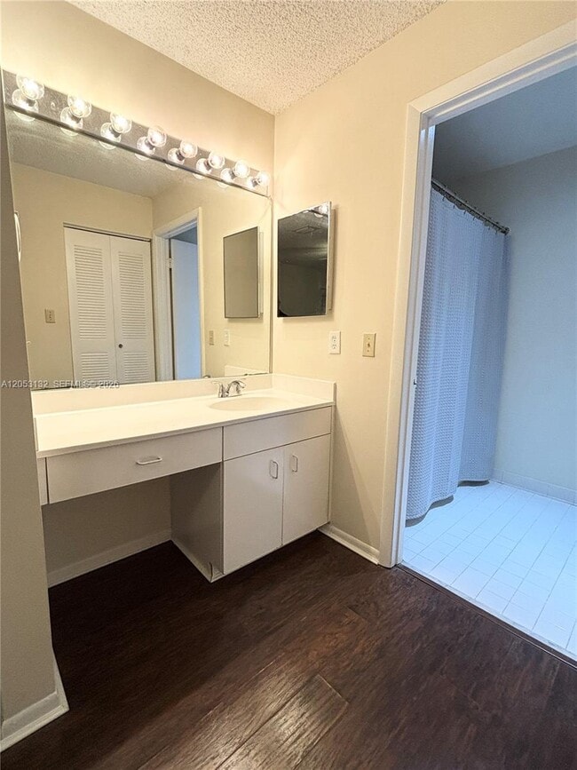 Building Photo - 1040 Coral Club Dr