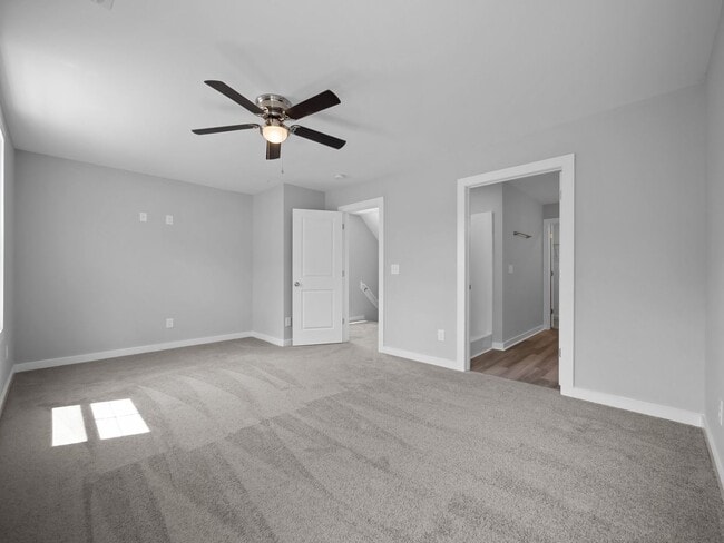 Building Photo - Large 3 story townhome near beach with com...