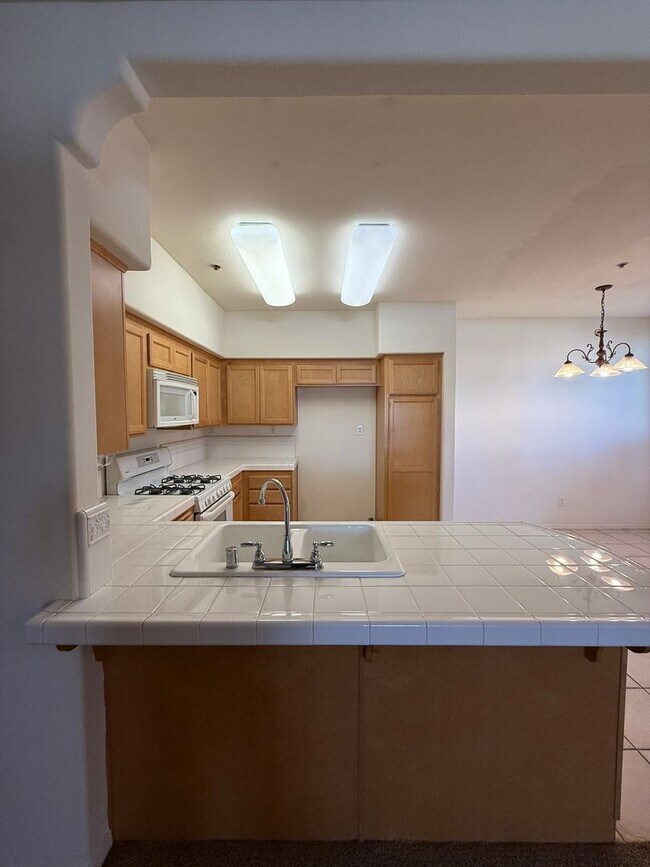 Building Photo - Centrally Located Downstairs Condo in the Oak Creek Villas