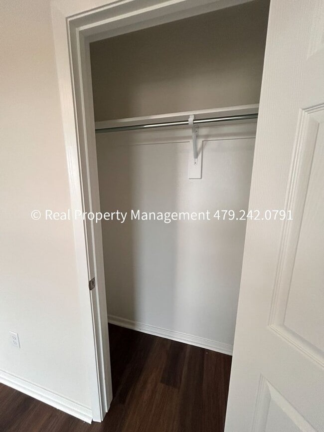 Building Photo - 10640 Cedar Wy