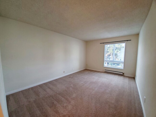 Building Photo - Beautiful, sunny woodlake condo