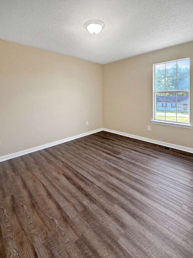 Building Photo - Three Bedroom Ranch in North Hall