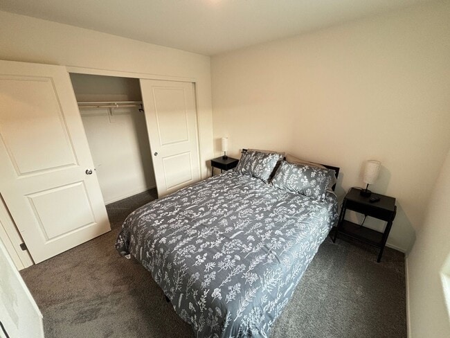 Building Photo - Gorgeous 3Bed/2.5Bath/2Car Townhome located in Southwest Las Vegas- Make the Move for Less: $300 ...