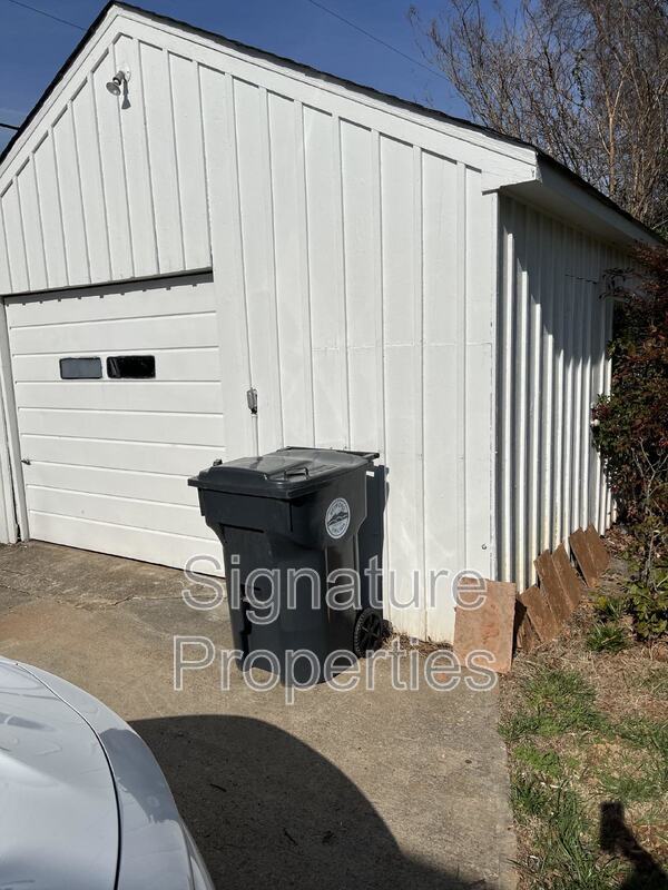 Building Photo - 1306 Oakwood St