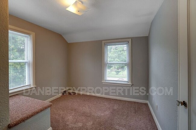 Building Photo - 1017 Searles Rd