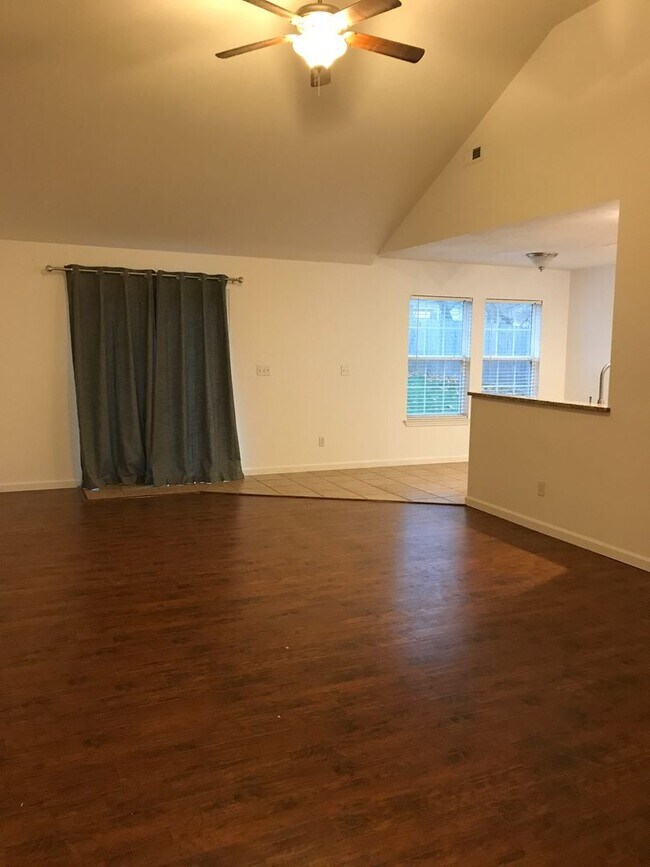 Building Photo - Wonderful 3 Bedroom 2 Bath Ranch