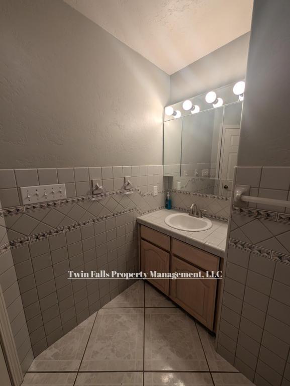 Building Photo - 917 Main St