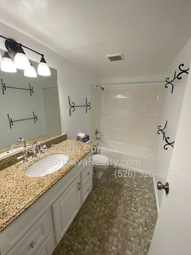 Building Photo - **MOVE-IN SPECIAL ** Spacious 2 Bedroom, 1...