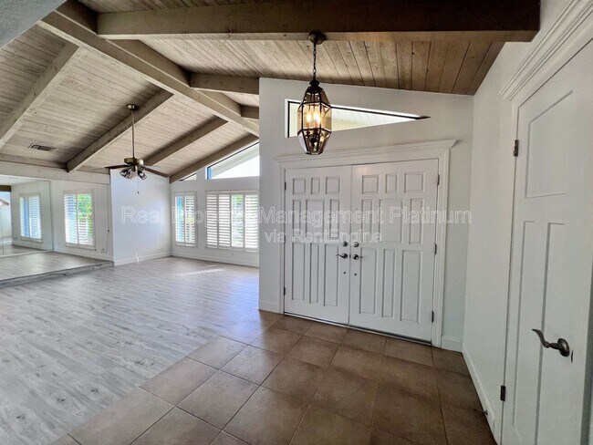 Building Photo - 9193 N Fowler Ave