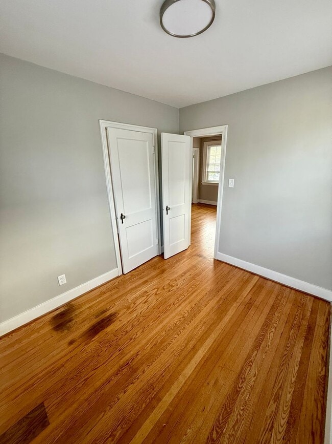 Building Photo - Huge 1 Bedroom Apartment, in the Near west...