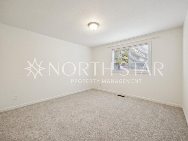 Building Photo - Beautifully Maintained Single-Level Home w...