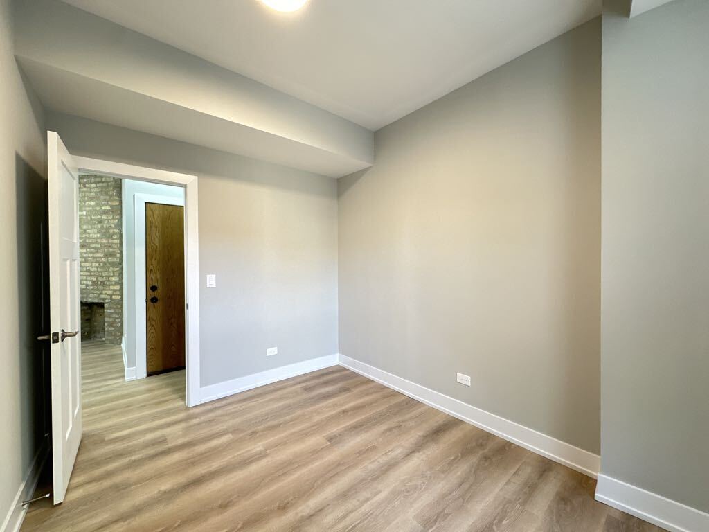 Building Photo - 433 W Belden Ave