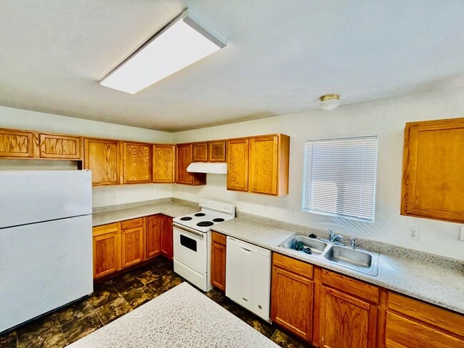 Building Photo - Upper 2 bed, 2 bath Condo on Leland for rent!