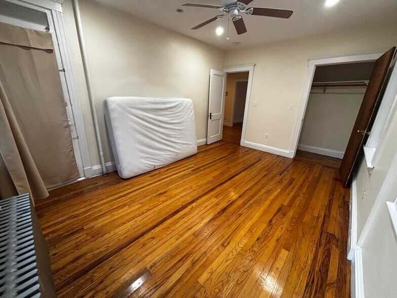 Building Photo - 208 Kelton St