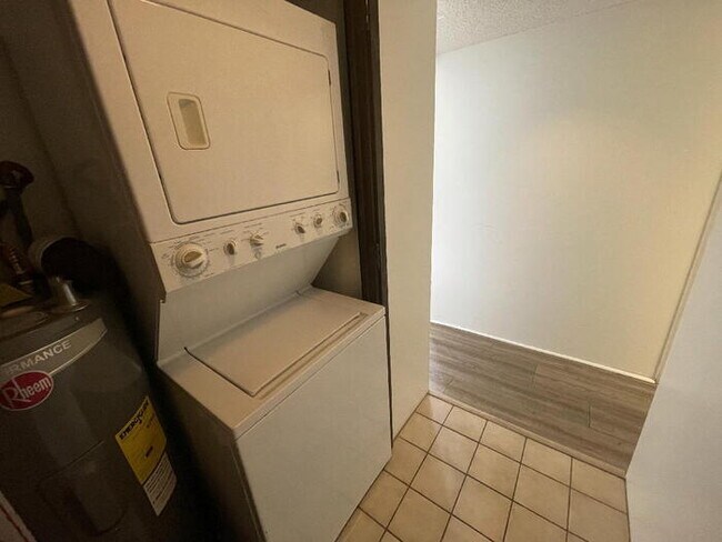 Building Photo - PUNAHOU TOWER 2/2/1 sec, W/D, pool, gym, s...