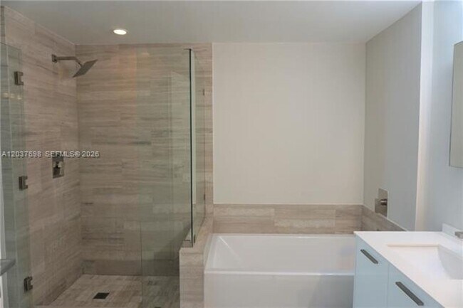 Building Photo - 1300 Brickell Bay Dr
