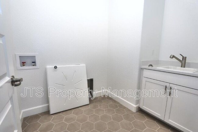 Building Photo - 3349 Hedgerow Ct